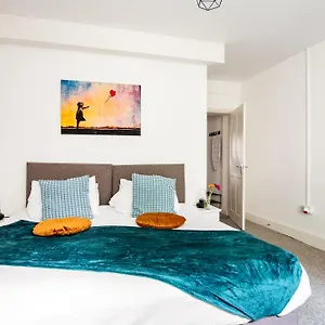  Apartment The Bank - Flat 1, Cosy, Bournemouth, Sleeps 4, 7 Min From The Beach, Pet Friendly, Parking, Wifi, Kitchen,washer,private Exit